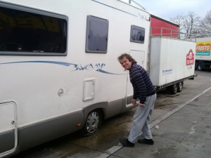 Defekt kola u obytného vozu při cestě do Francie. Na snímku mechanik Marcel Tuček. Foto Jan Bláha