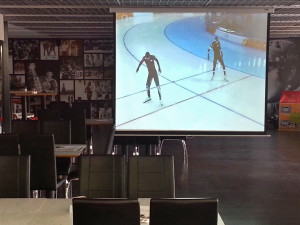 Plátno, na kterém můžete sledovat zimní olympijské hry v Soči