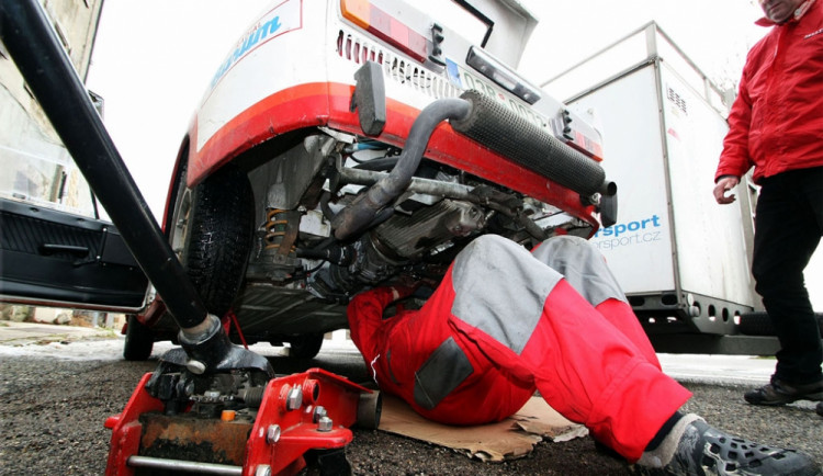 Výměna převodovky. Foto Luboš Šalát