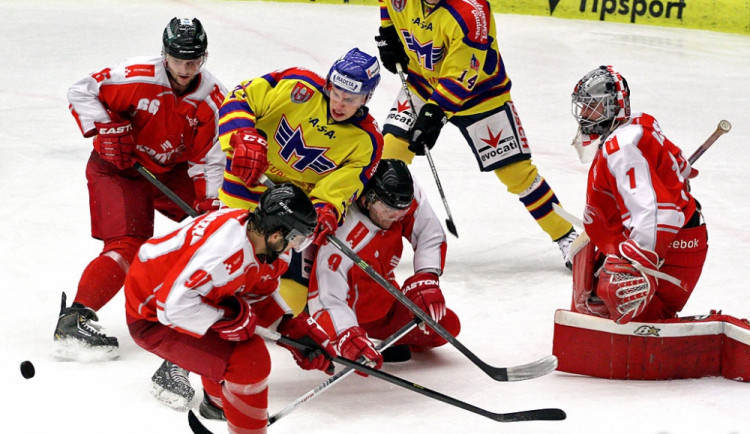 Luboš Rob (v sevření olomouckých hráčů) vstřelil první branku domácích, Roman Pšurný (vzadu) si připsal tři body