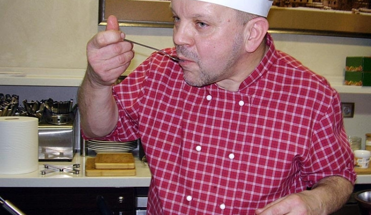Kuchař Petr Stupka vaří halušky