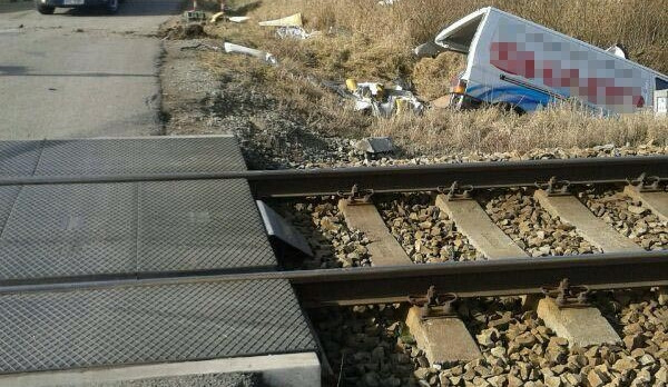 Havarovaná dodávka po střetu s vlakem