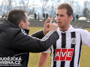 Nováček Zdeněk Koukal dostává pokyny od Martina Vozábala