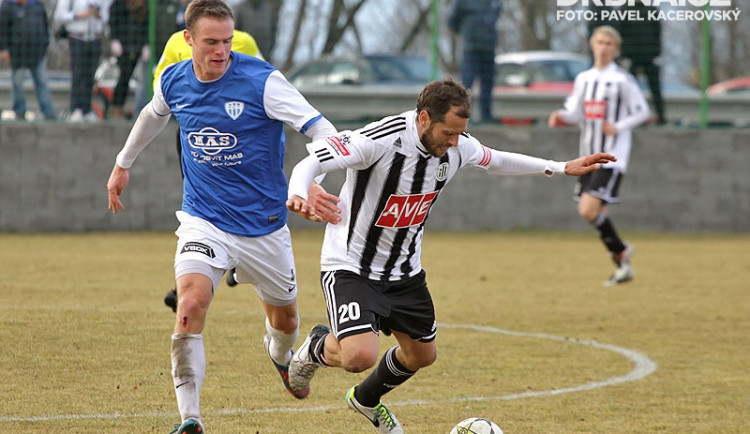 Marián Štrbák zastavuje kapitána Dynama Ondřeje Herzána