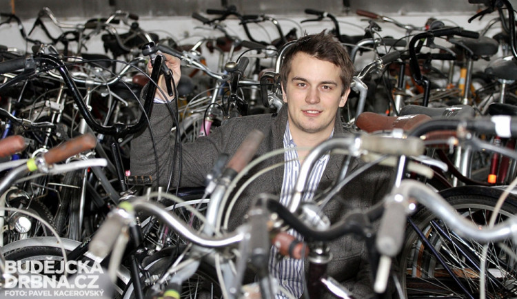 Jiří Dobeš v českobudějovickém skladu s použitými jízdními koly