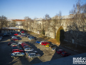 Žižkova kasárna nově patří městu České Budějovice