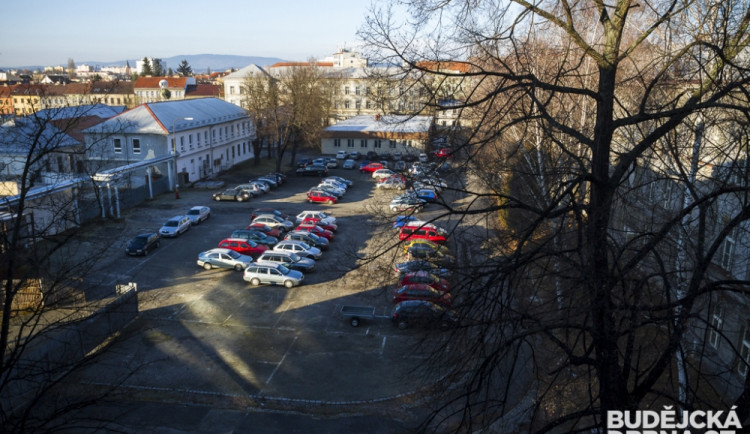 Žižkova kasárna nově patří městu České Budějovice
