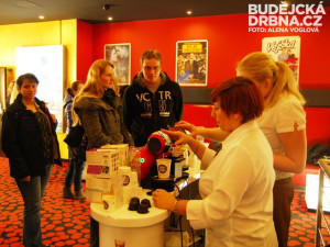 Na kávu se stála dlouhá fronta