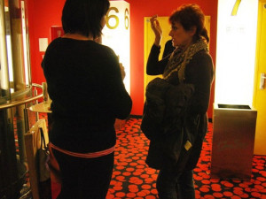 Vůně parfému lákala dámy k navonění se