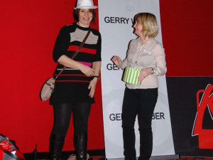 Vyhraný klobouk putoval hned na hlavu jeho nové majitelky