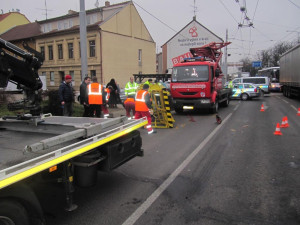 Dělníci opravovali troleje, z plošiny je srazil náklaďák