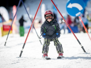 Sněhová jistota na Lipně: Lyžaři si užívají slunce i pohody