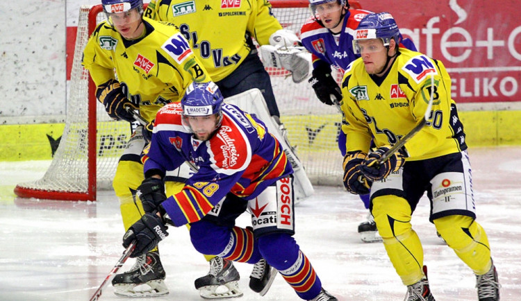 Budějcký útočník Antonín Melka v obranném pásmu Ústeckých Lvů