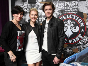 Jitka Nováčková s přítelem Markem a majitelkou obchodu Terezou Scarlett