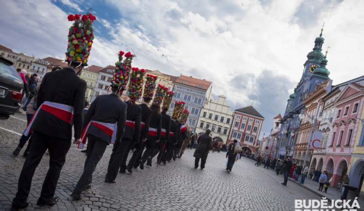 FOTO: Na masopustní úterý patřilo náměstí koledníkům