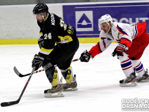 Střelec druhé branky hostů Petr Kounovský pronásledován Romanem Šulčíkem