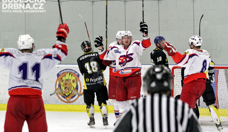 Střelec Ondřej Cikán (uprostřed) se raduje se šesté branky David Servisu