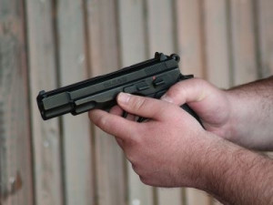 Černý pasažér mířil na revizora plynovou pistolí