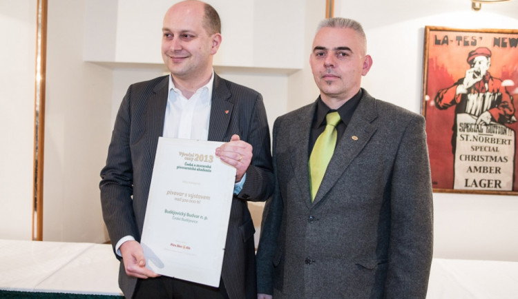 Cenu v Klášterním pivovaru Strahov v Praze převzal ve čtvrtek 27. února sládek Budějovického Budvaru Adam Brož