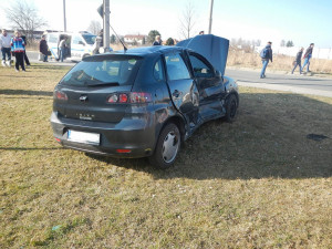 Seat po střetu s mini na křižovatce v Krčínově ulici