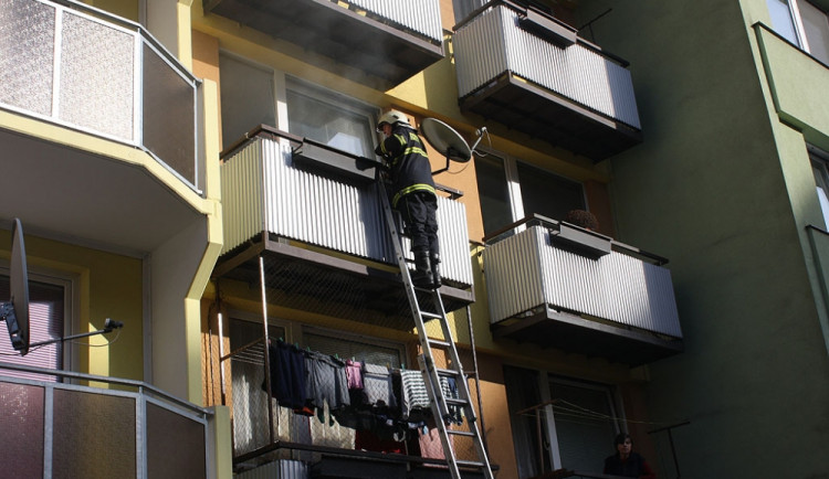 Hasiči se museli do bytu dostat přes balkonové dveře
