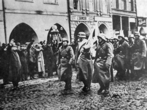 Němečtí vojáci přicházejí kolem 14. hodiny dne15. března 1939 na Masarykovo náměstí za heilování místních Němců