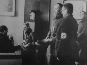 Nacisté přebírají moc na budějovické radnici. S hákovým křížem na rukávu Westen, sedící zády k fotografovi David