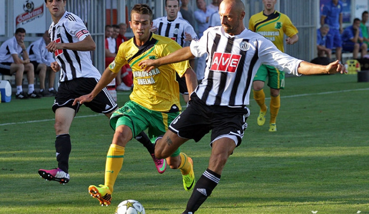 Dynamo proti Sokolovu neuspělo. Na snímku z minulého vzájemného zápasu Roman Lengyel