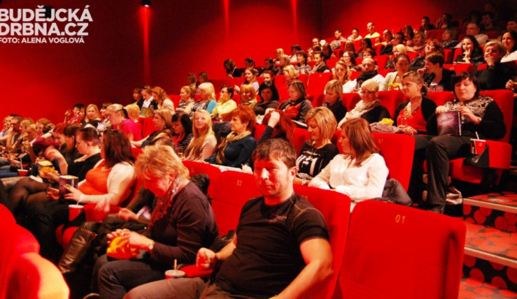 Březnová Dámská jízda byla téměř vyprodaná, pořádala se proto ve dvou sálech