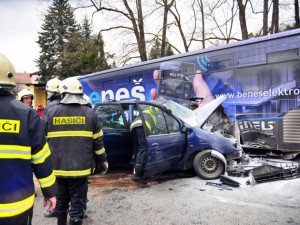 Renault Scénic po nárazu do autobusu v Dobré Vodě