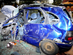 Renault Scénic po nárazu do autobusu v Dobré Vodě