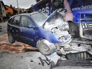Renault Scénic po nárazu do autobusu v Dobré Vodě