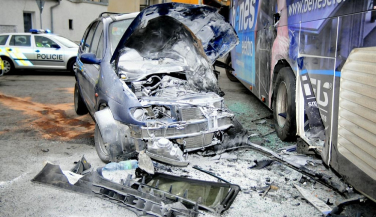 Renault Scénic po nárazu do autobusu v Dobré Vodě
