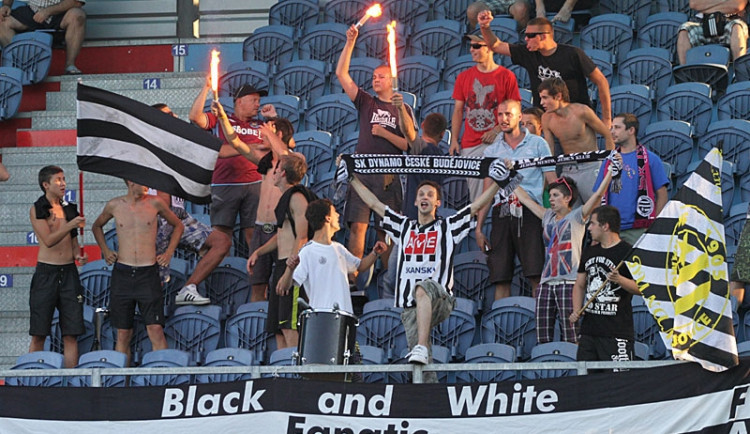 Přijdou hokejoví fanoušci na fotbal