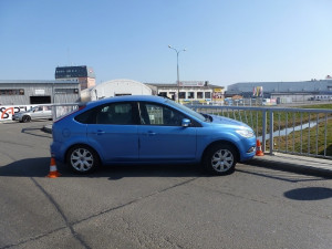 Řidiče Fordu Focus postihla za jízdy srdeční slabost