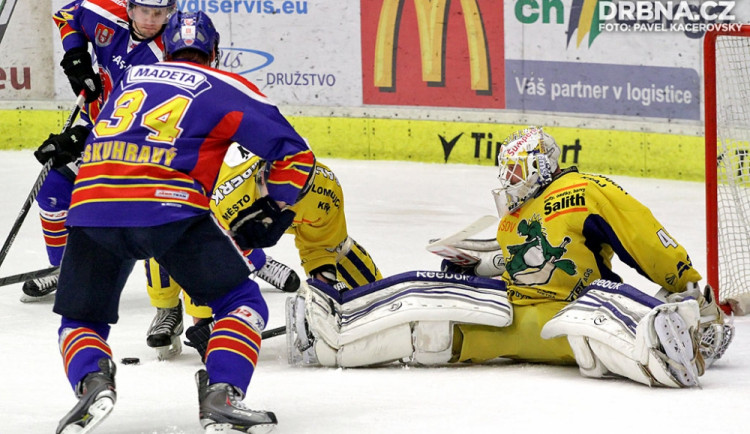 Roman Pšurný dal Šumperku dvě branky. Na snímku vlevo se snaží překonat Štůralu