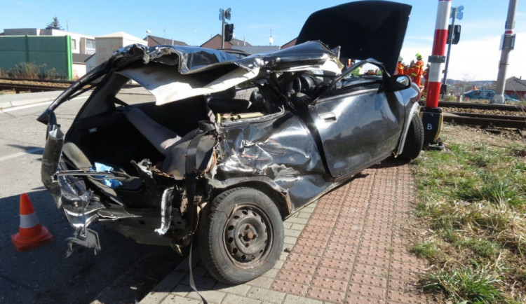 Další nehoda na železničním přejezdu, vlak srazil opel