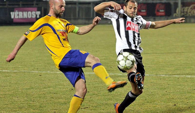 Do zápasu s votroky povede Dynamo kapitán Ondřej Herzán (vpravo)