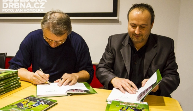 Autoři knihy Jihočeské fotbalové kluby Michal Průcha a Zdeněk Zuntych (zprava)