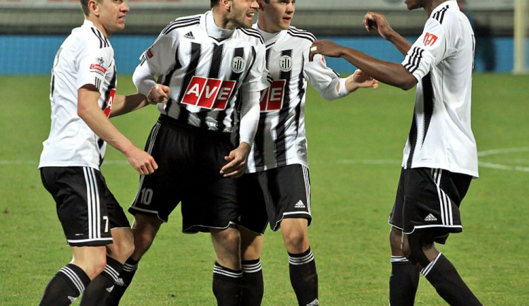 Budějčáci se radují z vyrovnávací trefy. Vlevo střelec Petr Benát