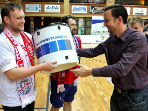 Jednatel společnosti CHCIWWWSTRANKY.CZ Jan Novotný předává jeden z bubnů Davidu Beránkovi