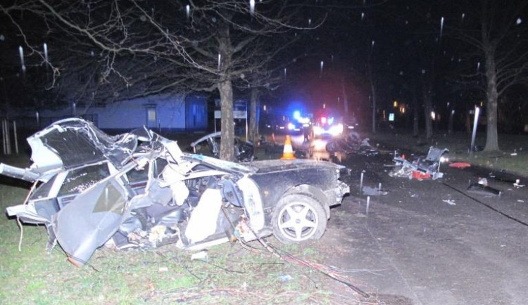 Posádka audi ujížděla policistům, hrozivý náraz nepřežila