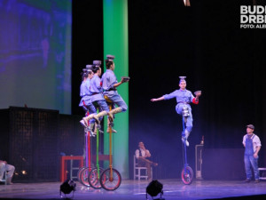 Dechberoucí představení na monokolech