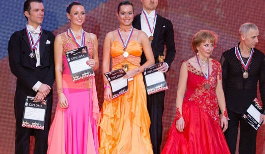 Radka Karvánková a Tomáš Ondrášek (na nejvyšším stupínku) přivezli z Ruska osm medailí