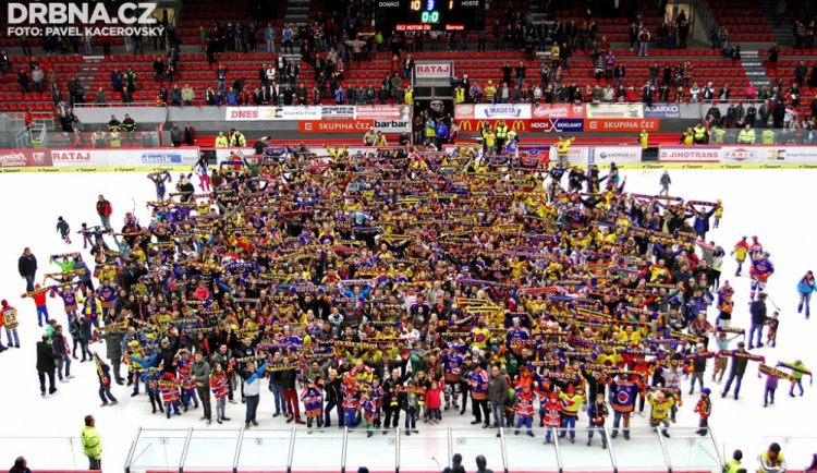 Společná fotka hráčů a fanoušků Motoru po skončení sezony