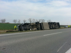 Kamion převrácený v protisměru