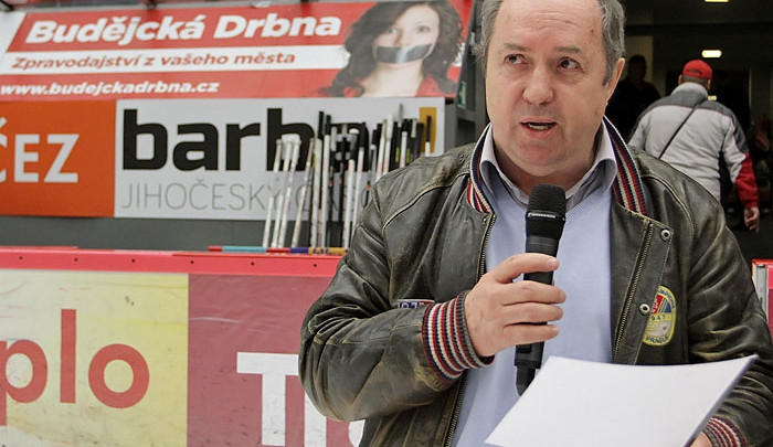Legendární útočník Milan Nový pozval budějcké fanoušky na exhibici již při duelu play-out mezi Motorem a Kadaní.jpg