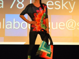 Barevné oblečení ladilo s krásnými kabelkami