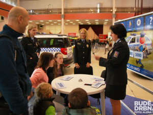 Děti hádaly, k čemu slouží policejní předměty
