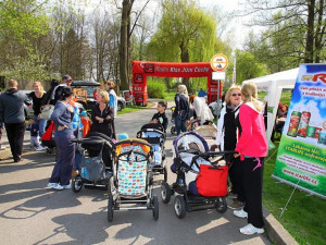 Závody kočárků ve sportovní chůzi u Malého jezu